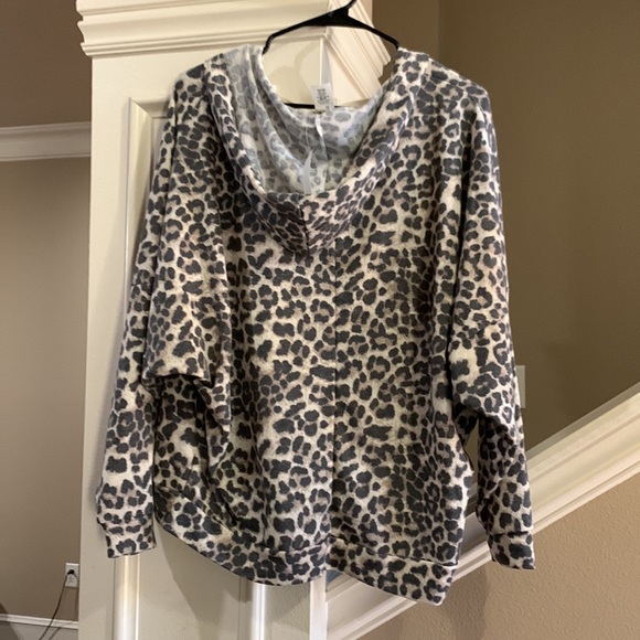 🌟🌟Discounted🌟🌟 NWT Leopard print hoodie, medium - Picture 2 of 3